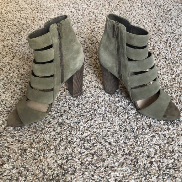 Worn Twice Guess Suede Olive Green Zip Up Peep Toe Booties 5.5 - Picture 3 of 5